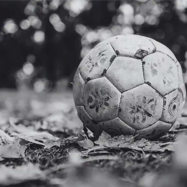 Hvad er den første fodbold lavet af - Fodbolden historie